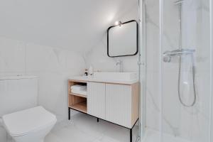 y baño con lavabo, ducha y aseo. en Atik Palace Hotel Vienna en Viena