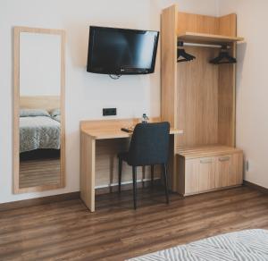 A bed or beds in a room at Hotel Jardí Apartaments