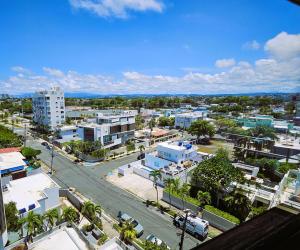 eine Luftansicht einer Stadt mit Gebäuden und einer Straße in der Unterkunft KASA Starfish by the Sea - 8th floor Studio Apt for 2 BALCONY Ocean City View in San Juan
