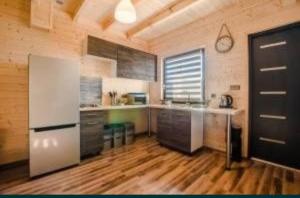 Η κουζίνα ή μικρή κουζίνα στο Domki letniskowe Marcelina +2 φωτογραφίες