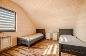 Ένα ή περισσότερα κρεβάτια σε δωμάτιο στο Domki letniskowe Marcelina
