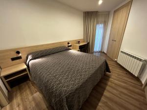 A bed or beds in a room at Hotel Jardí Apartaments