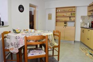 A kitchen or kitchenette at Casa Luminosa Guesthouse