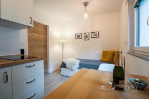 una cucina e un soggiorno con letto e tavolo di Apartment Loyd, Kranjska Gora - studio a Kranjska Gora
