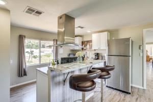 eine Küche mit einer Theke und einem Kühlschrank in der Unterkunft Escondido Vineyard Estate Walk to Wineries! in Escondido