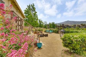 einen Garten mit rosa Blumen neben einem Haus in der Unterkunft Escondido Vineyard Estate Walk to Wineries! in Escondido