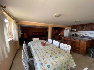 cocina con mesa, sillas, mesa y mantel en Aucapillan en San Carlos de Bariloche