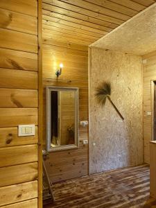 海法的住宿－בוסתן החורש，一间设有木墙、窗户和梯子的房间