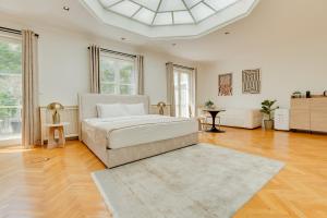 1 dormitorio grande con 1 cama y 1 alfombra en Atik Palace Hotel Vienna en Viena