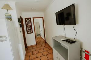 - un salon avec une télévision et une table avec une télévision dans l'établissement Lindo apartamento centrico y cómodo, à Ushuaia