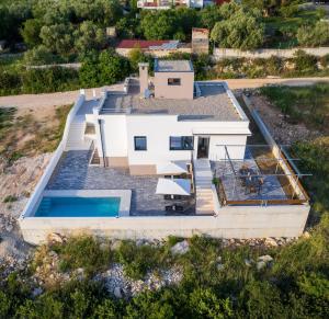 eine Luftaufnahme eines Hauses mit Swimmingpool in der Unterkunft Villa Pava in Zadar