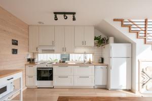 Кухня или мини-кухня в Le Chalet Waterfront Retreat
 +16 фотографий
