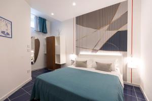 una camera con un letto e una coperta blu di VENART by AnrealeRooms a Paestum