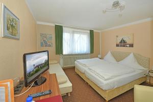 Ένα ή περισσότερα κρεβάτια σε δωμάτιο στο Hotel Moorbadstuben +42 φωτογραφίες