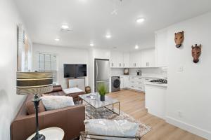 Una cocina y una sala de estar con un sofá y una mesa. en The King's Retreat I, en Houston