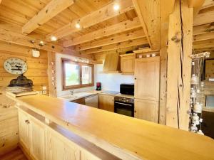 - une cuisine avec des murs en bois et un comptoir en bois dans l'établissement Chalet Le Buset - Grand chalet proche des pistes et du centre du village MAE-3044, à Crest-Voland