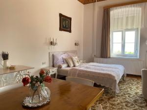 Posteľ alebo postele v izbe v ubytovaní Georgina Panorámás Apartman - Bacchus Badacsony