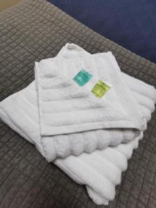 een stapel witte handdoeken zittend op een bed bij The Ironmaster in Broseley