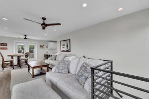 un salon avec un canapé et une table dans l'établissement Oceanwatch Cottage, à Surf City