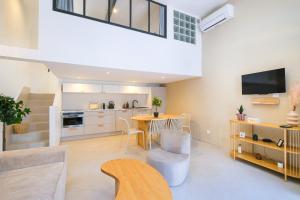 a living room with a table and a kitchen at Vauban, Notre Dame de la Garde, 3 chambres, terrasse, jacuzzi in Marseille +5 photos