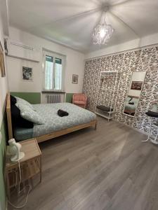 sypialnia z łóżkiem i żyrandolem w obiekcie Acchiappasogni Holiday House w mieście Malgrate