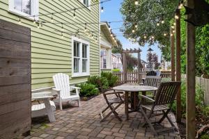 eine Terrasse mit Stühlen und einem Tisch vor einem Haus in der Unterkunft Sea Glass Tumbler by Seabrook Hospitality in Pacific Beach