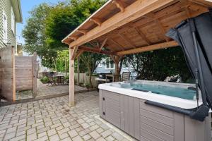 ein Whirlpool unter einer hölzernen Pergola in der Unterkunft Sea Glass Tumbler by Seabrook Hospitality in Pacific Beach