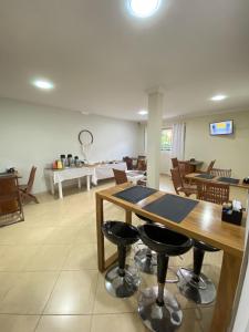 アラクルスにあるBuriti Hotel - Barra do Riacho, Aracruz ESのリビングルーム(テーブル、椅子付)
