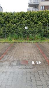 Un estacionamiento vacío al lado de una valla en Radzikowskiego 100B, en Cracovia 2 fotos más