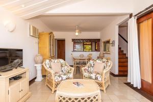 ブジオスにあるCasa em Búzios c/ Churrasqueira privativa | EDF 09のリビングルーム(籐の椅子、テーブル付)