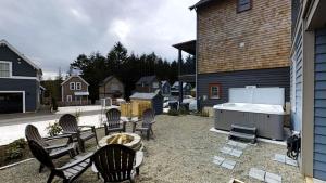 a backyard with chairs and a table and a hot tub at Sea Esta by Seabrook Hospitality in Pacific Beach