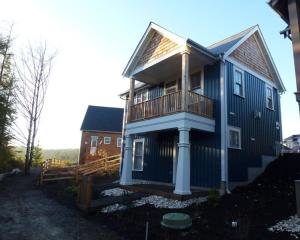 una casa blu con un balcone sopra di Flotsam House by Seabrook Hospitality a Pacific Beach