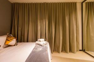 una camera da letto con un letto con tende verdi di Hospedagem ao lado da vida noturna de SP by Dabra House a San Paolo
