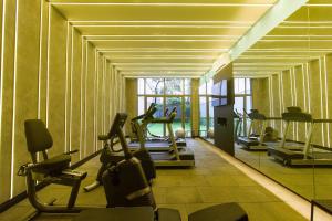 una palestra con tapis roulant e macchine ellittiche di Hospedagem ao lado da vida noturna de SP by Dabra House a San Paolo