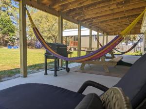 una hamaca en un pabellón con una parrilla en Cozy Home in Central Morehead 5min from the Beach, en Morehead City