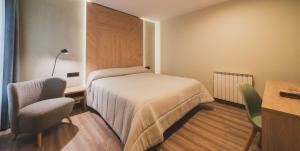 A bed or beds in a room at Hotel Jardí Apartaments