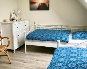 Ένα ή περισσότερα κρεβάτια σε δωμάτιο στο Ferienhaus Momke am Diek Haushälfte B