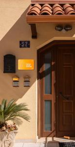 ein Gebäude mit einer Tür und einem Schild darauf in der Unterkunft Calasole House: Mare a 2 Passi in San Vito lo Capo
