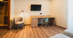 A television and/or entertainment centre at Hotel Jardí Apartaments