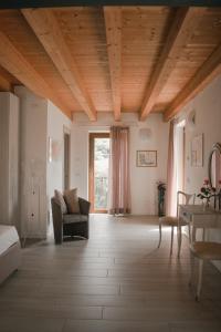 sala de estar con ventana grande y sofá en Rama Relais, en Caprino Veronese