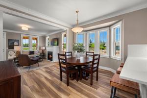 una sala da pranzo e un soggiorno con tavolo e sedie di Gizmos Cottage by Seabrook Hospitality a Pacific Beach