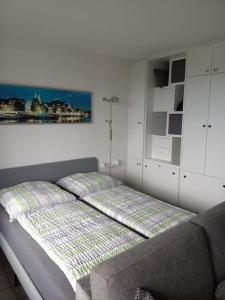 Postel nebo postele na pokoji v ubytování Ferienwohnung mit Ostseeblick & Strandlage