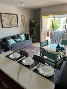 a living room with a table and a couch at Departamento en zona diamante Acapulco in Acapulco