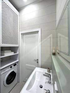 Ванная комната в Modern Apartment, 5mins to Rynok Square