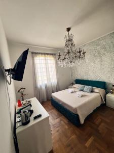 Un dormitorio con una cama y una lámpara de araña en Prima Luce, en Peschiera del Garda