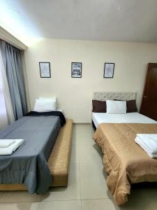ブエノスアイレスにあるCéntrico departamento porteñoのベッド2台が隣同士に設置された部屋です。