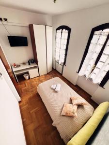 Una habitación con una cama y un sofá. en Prima Luce, en Peschiera del Garda 3 fotos más