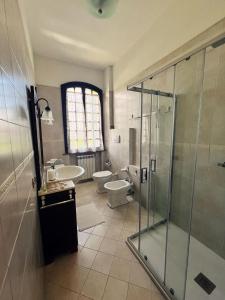 Un baño con ducha, lavabo e inodoro. en Prima Luce, en Peschiera del Garda