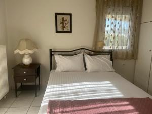 Un pat sau paturi într-o cameră la West side apartment