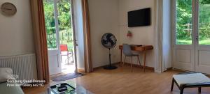 Μια τηλεόραση ή/και κέντρο ψυχαγωγίας στο Maison LETRAT